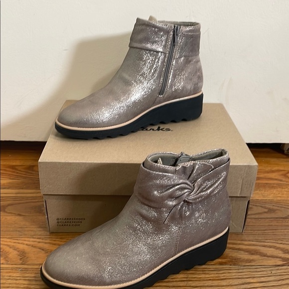 Clarks Sharon Salon Boot Pewter Metallic 8M NWT - Picture 1 of 10